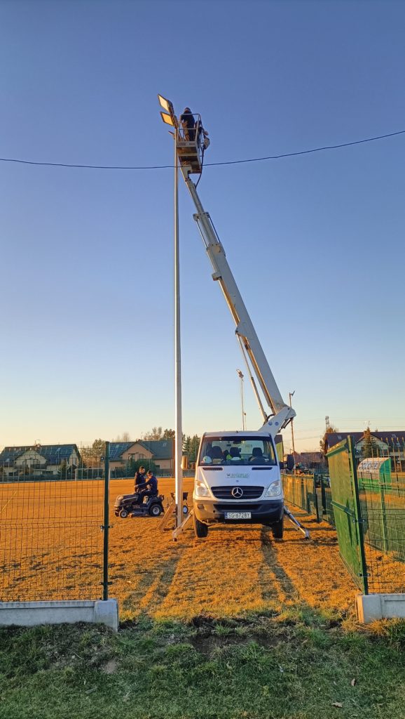 Zwyżka Zielonki – montaż reflektorów LED na boisku klubu sportowego
