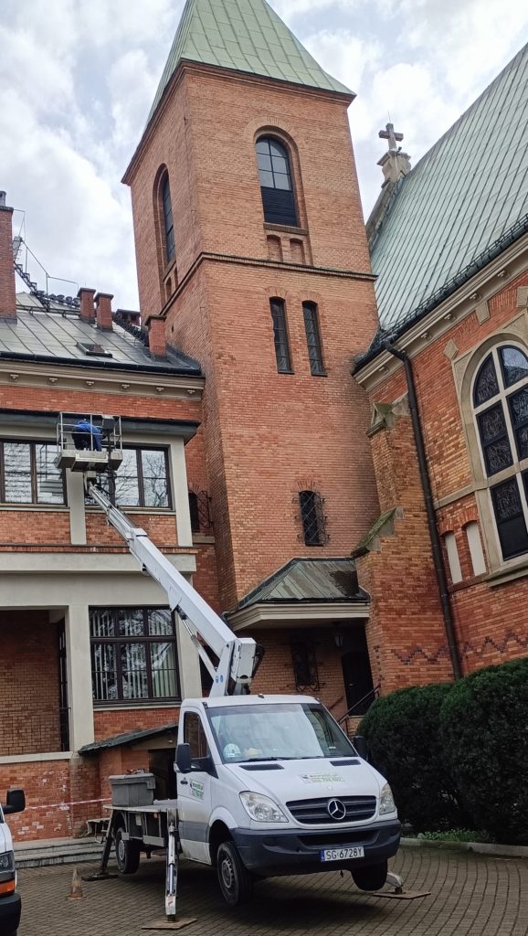 Oczyszczenie rynien Kraków Łagiewniki – prace z użyciem zwyżki